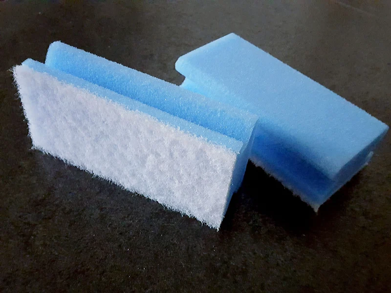 Pflegeschwamm für empfindliche Oberflächen, schleifmittelfreies Vlies, blau/weiß, ca. 7 x 15 cm, Art.Nr. 41227