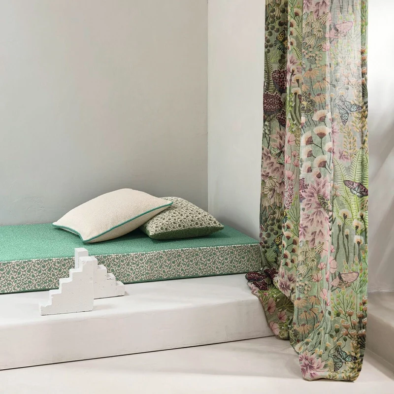Hello Beauty – floraler moderner Leinenvorhang nach Maß mit großflächigem Blütendesign