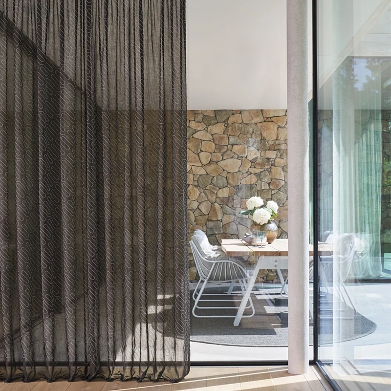 Fine Lines – halbtransparenter Stickerei-Vorhang nach Maß mit modernem grafischem Linienmuster