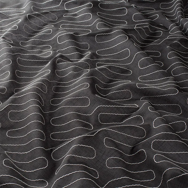 Fine Lines – halbtransparenter Stickerei-Vorhang nach Maß mit modernem grafischem Linienmuster