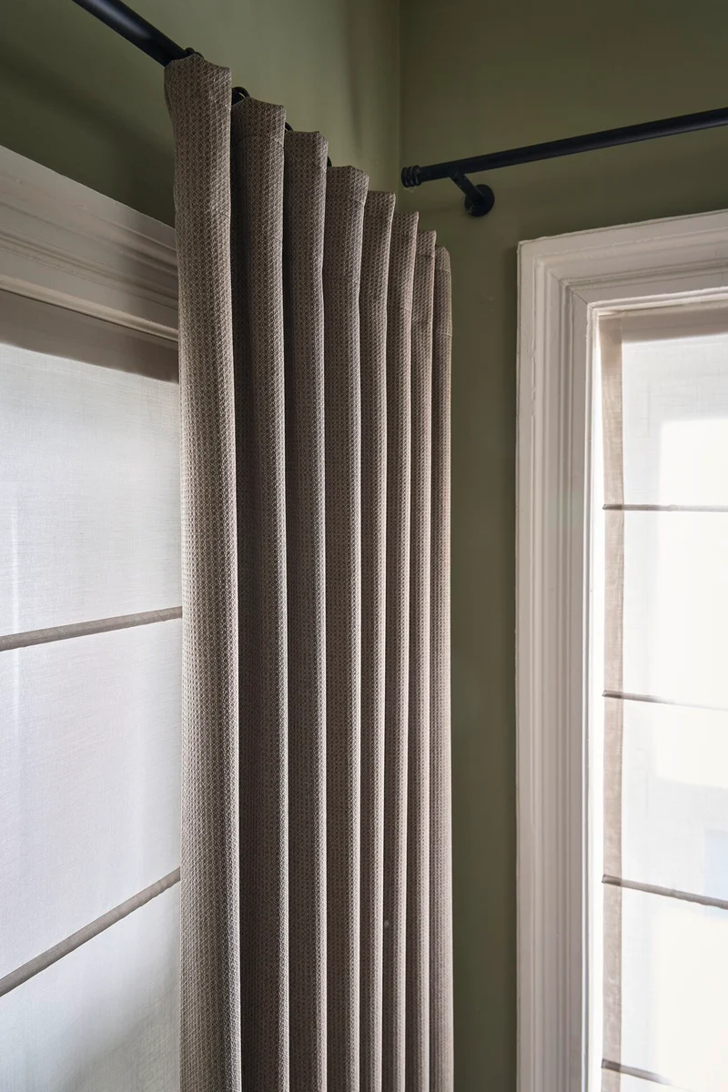 Elegantes transparentes Raffrollo nach Maß – Glaze mit edlem Chintz-Schimmer