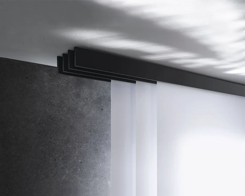 Interstil F1 – hochwertige 2- bis 5-läufige Flächenvorhangschiene zur Deckenmontage