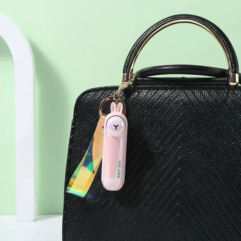 Unisex enhetsstørrelse oppladbar nøkkelring håndholdt mini-vifte med håndleddsstropp og ny art frosk charm Luvikno