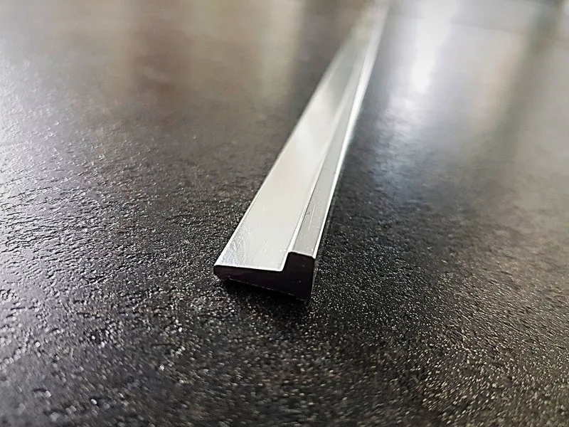 Schwallschutzprofil 8x15 mm, Aluminium glänzend, 100 oder 200 cm, Art.Nr. 52.05.0010