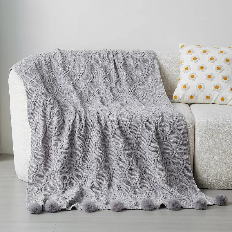 Dame strikket teppe med dekorative pom poms Luvikno