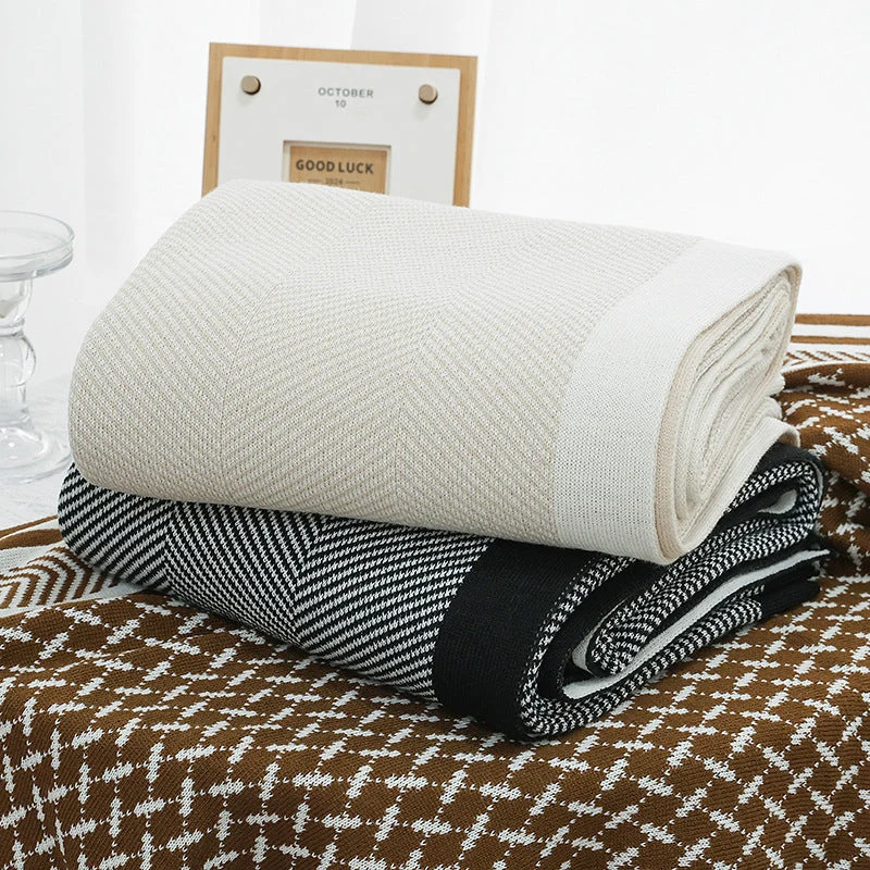 Kvinnelig Elegant Snuggle Blanket laget av Myk Strikk med Geometrisk Mønster Luvikno