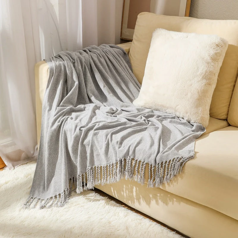 Kvinnelig elegant og stilfull sofa teppe med frynser Luvikno