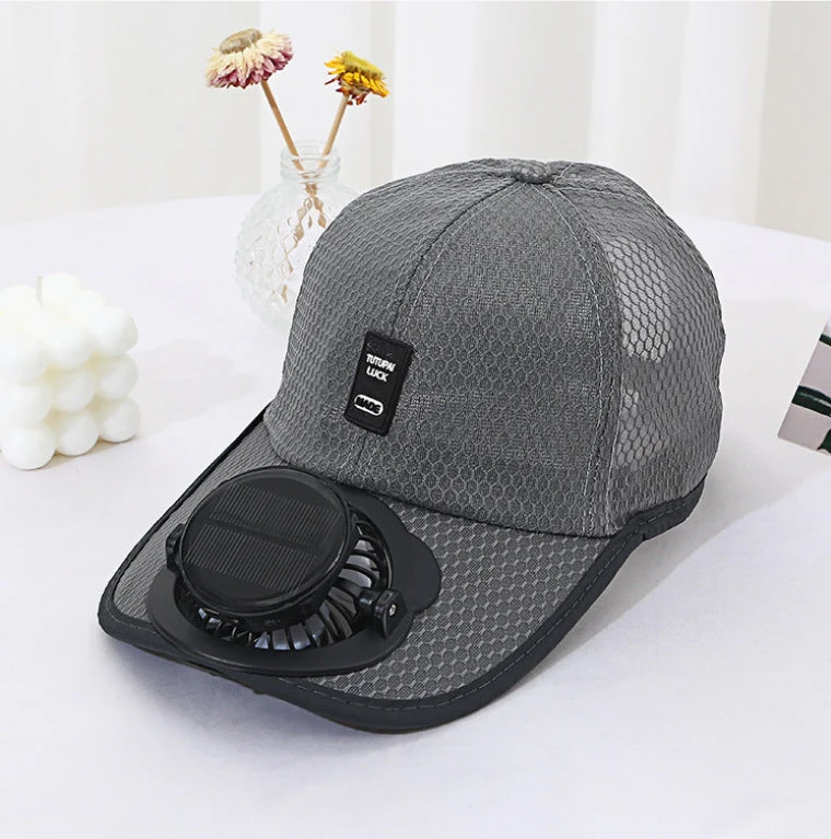 Ventilert baseball cap med integrert solfan i visiret og pustende nett Luvikno