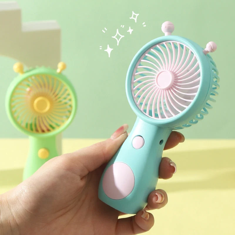 Kvinnelig bærbar håndvifte med ergonomisk design og stille viftetrinn Skanto