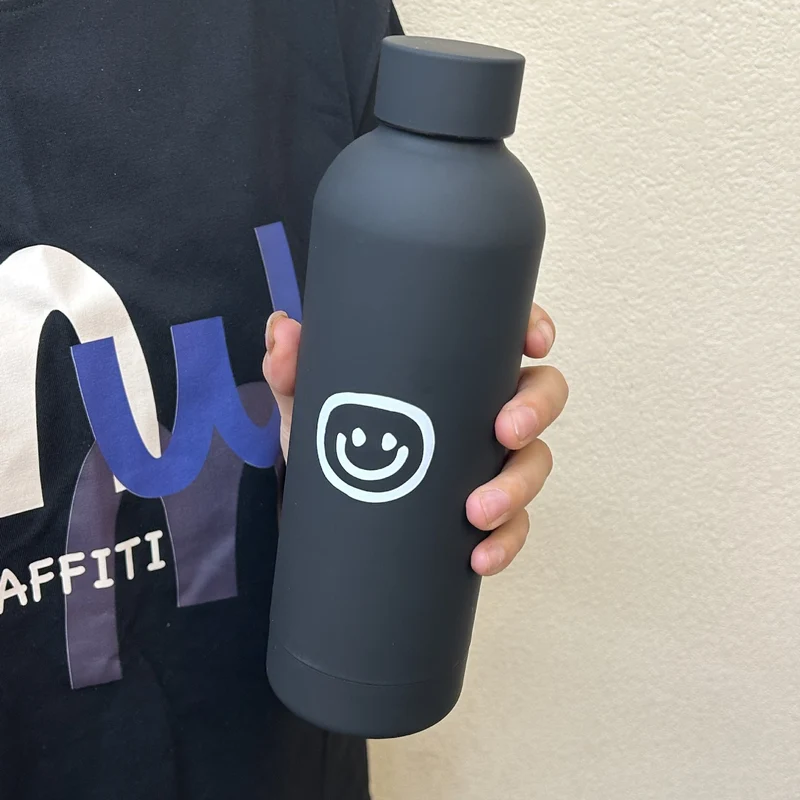 Dame isolasjonsflaske med glad smiley-design Luvikno