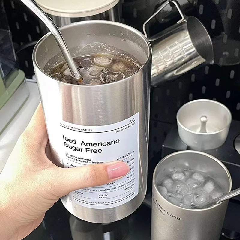 Dame isolerende drikkeflaske med kreativt design og integrert sugerør Luvikno