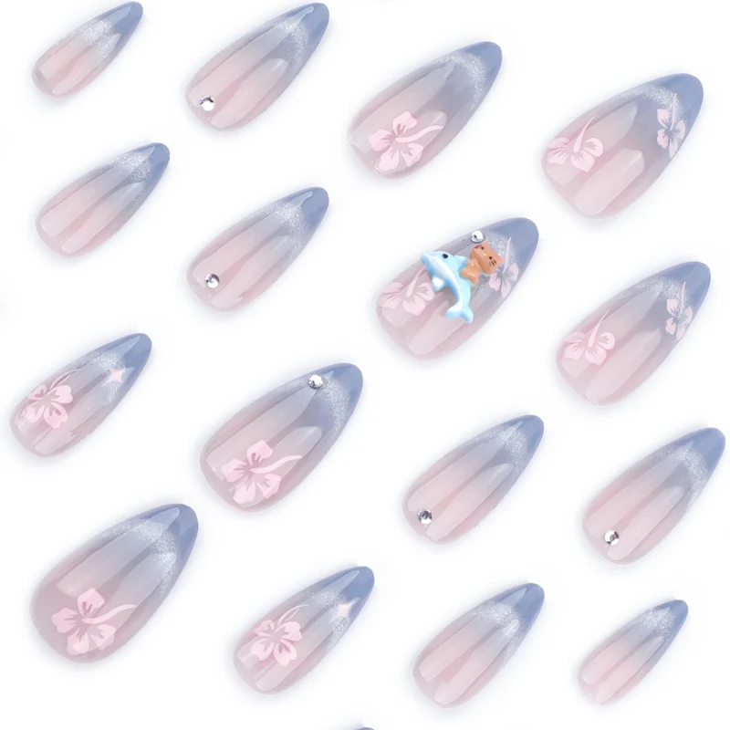 Kunstvolle Nagelverlängerungen mit elegantem Ombré-Design und floralen Akzenten Karnz