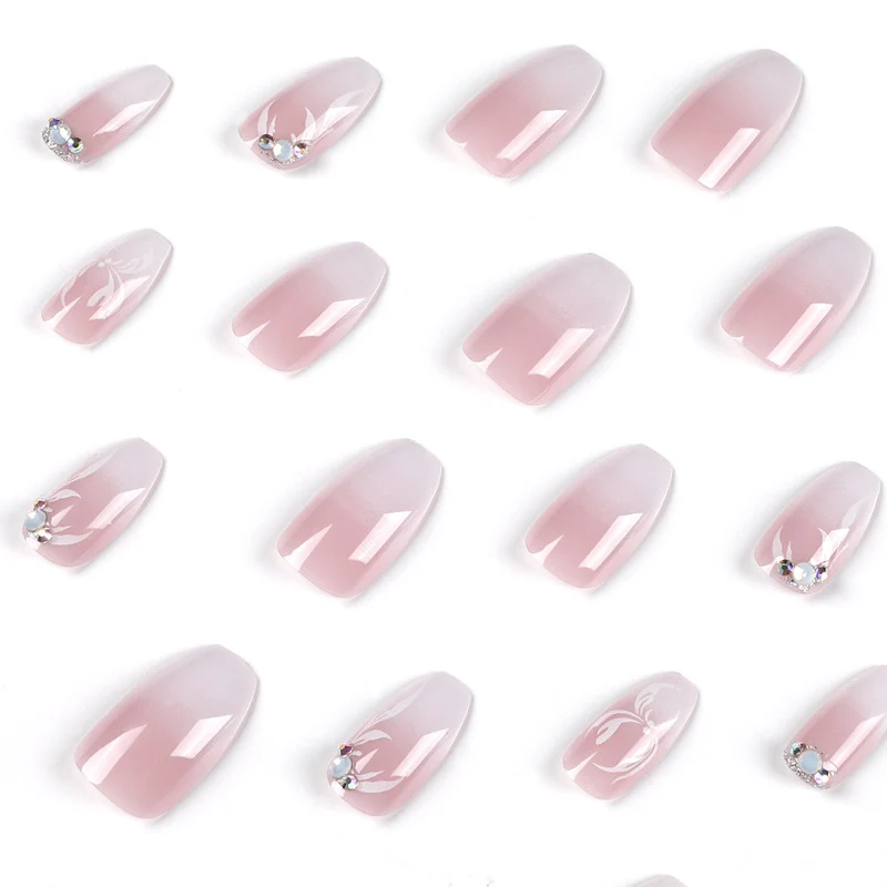 Kunstvolle Nagelverlängerungen mit elegantem Ombre-Design Karnz