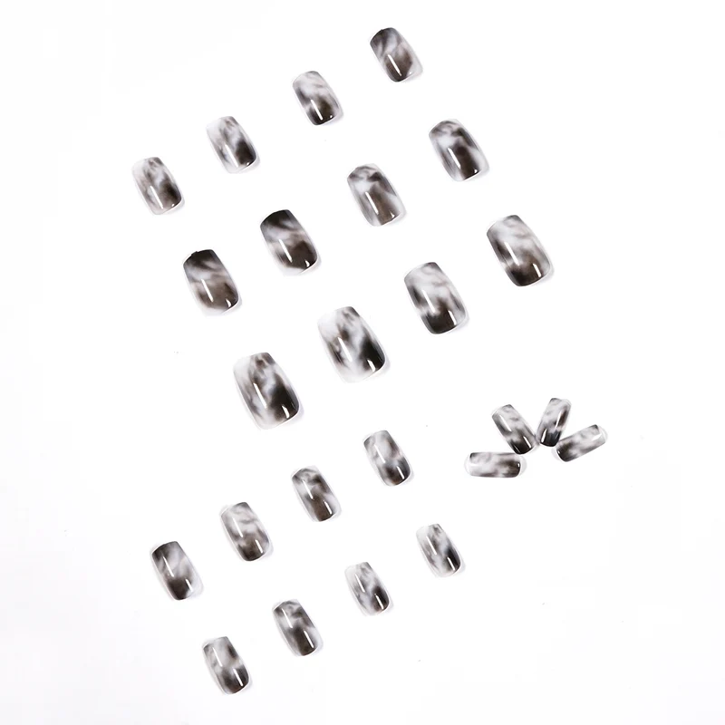 Kunstvolle Nagelverlängerungen mit elegantem Marmor-Design Karnz