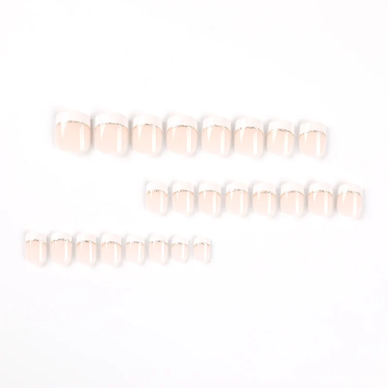 Kunstvolle Nagelverlängerungen mit elegantem French-Tip und Goldakzenten Karnz