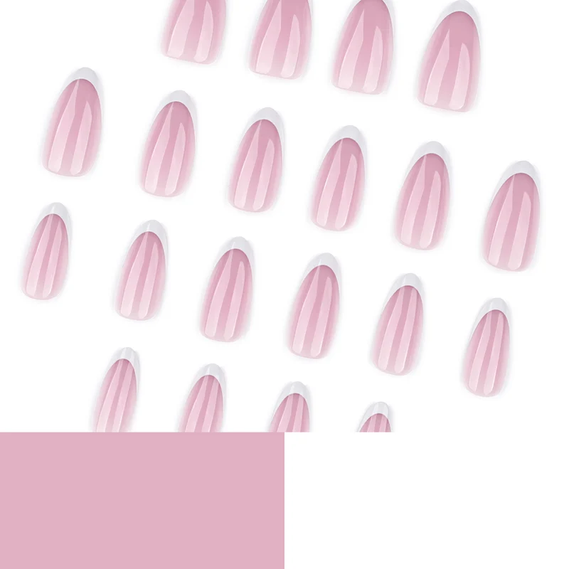 Kunstvolle Nagelverlängerungen mit elegantem Farbverlauf und präzisem French-Tip Karnz