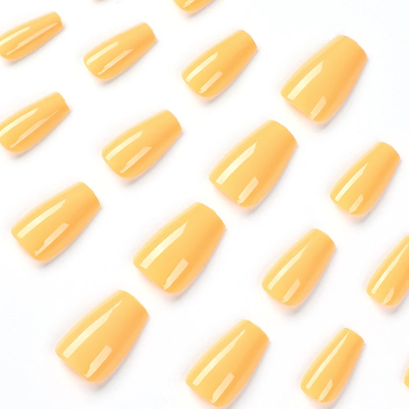 Kunstvolle Nagelverlängerungen mit elegantem Design Karnz
