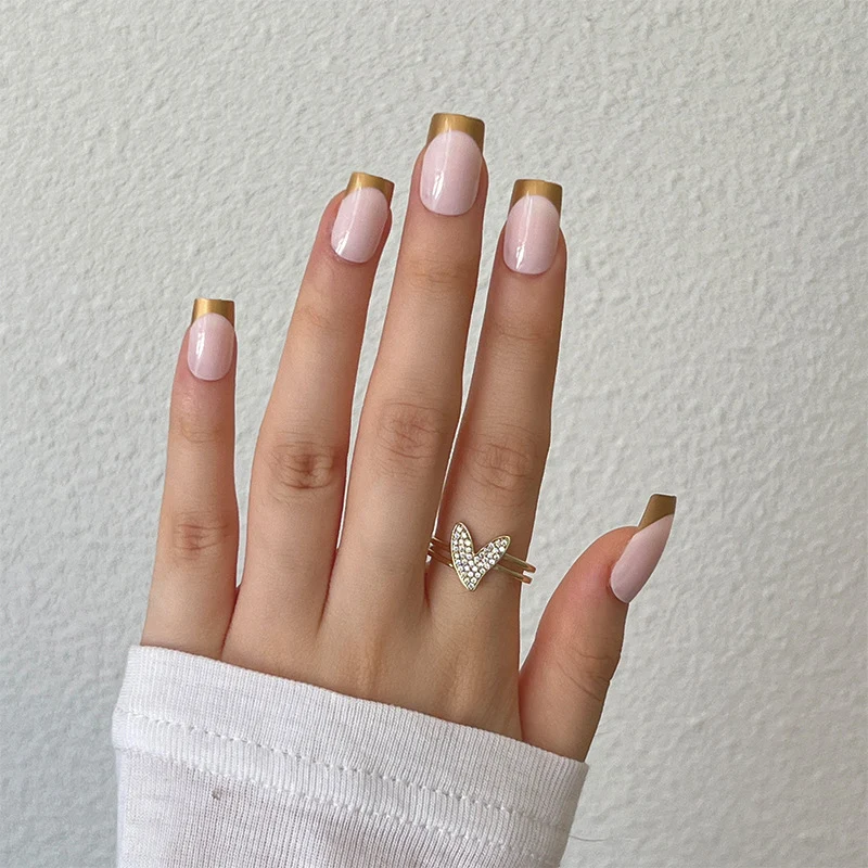 Kunstvolle Nagelverlängerungen mit elegantem Blattmuster Karnz