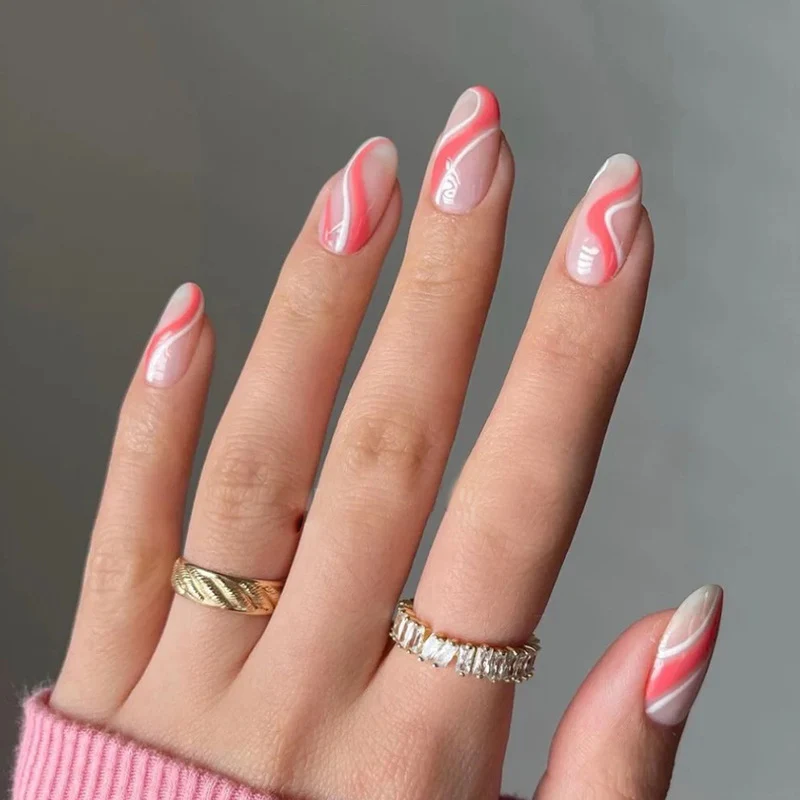 Kunstvolle Nagelverlängerungen mit elegantem Blattmuster Karnz