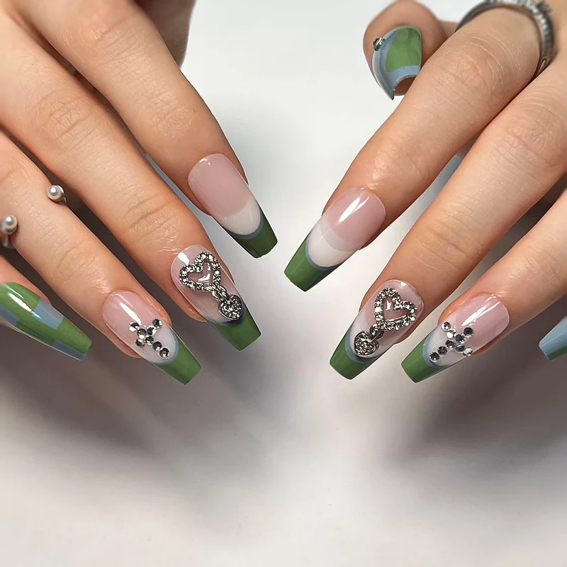 Kunstvolle Nagelverlängerungen mit dekorativem Schmuck-Effekt Karnz