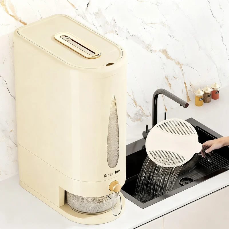 Plastic travel container with pressure closure, airtight