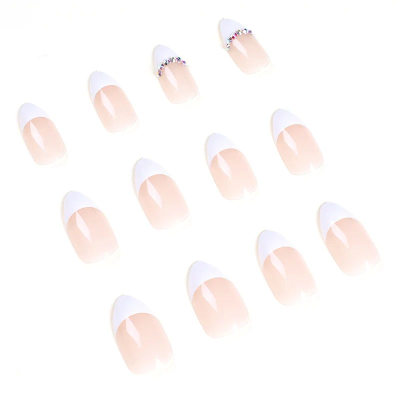 Stilvolle Nagelkunst mit Glitzer-Akzenten Karnz