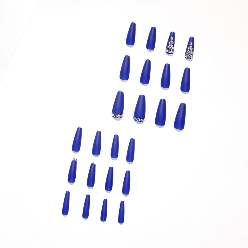 Nagelverlängerungen mit eleganten Strassverzierungen Karnz