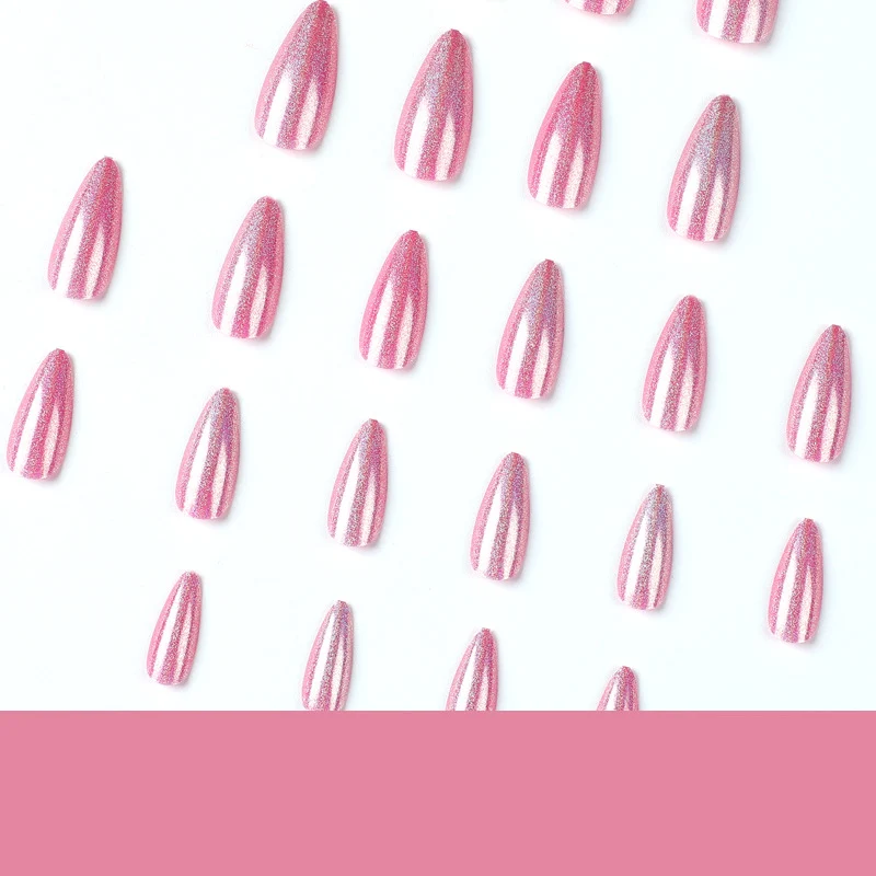 Kunstvolle Stiletto-Nägel mit holographischem Glanz Karnz