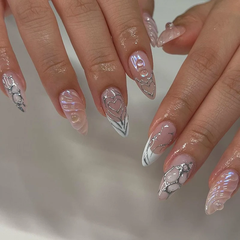 Kunstvolle Stiletto-Nägel mit holografischen Effekten Karnz