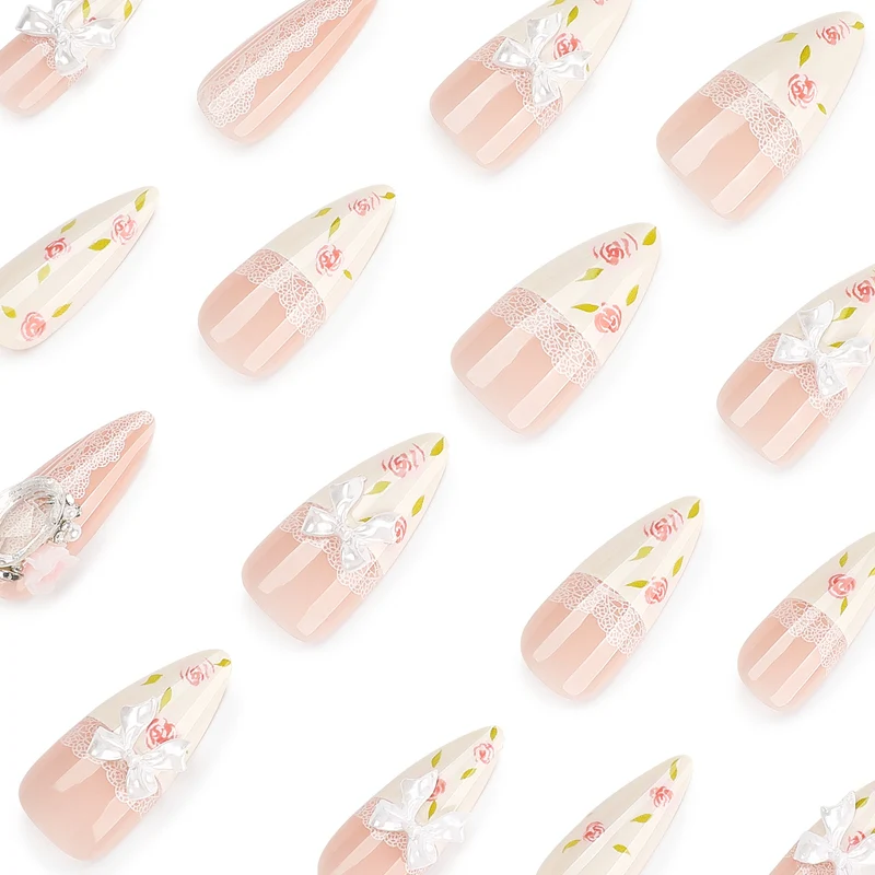 Kunstvolle Stiletto-Nägel mit floralen Akzenten und Glitzerakzenten Karnz