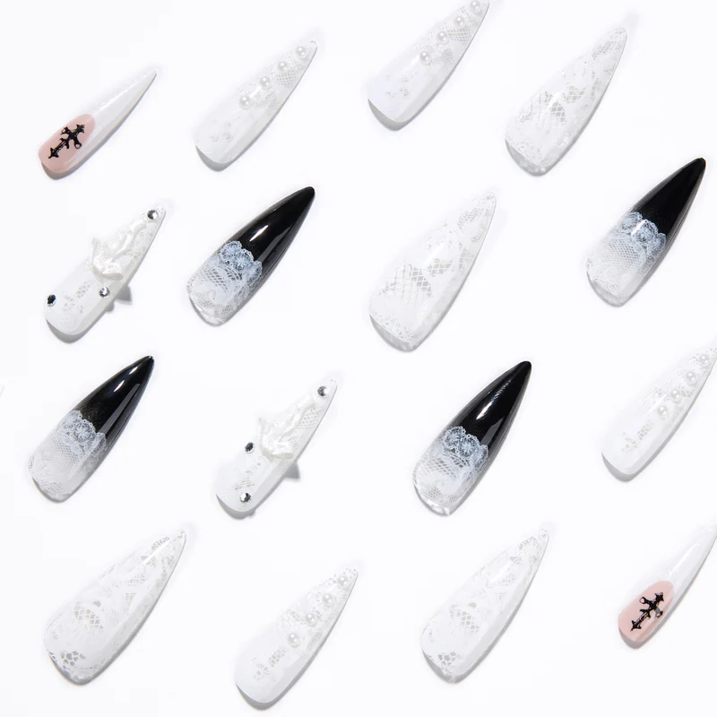 Kunstvolle Stiletto-Nägel mit einzigartigen 3D-Elementen und Glitzerakzenten Karnz