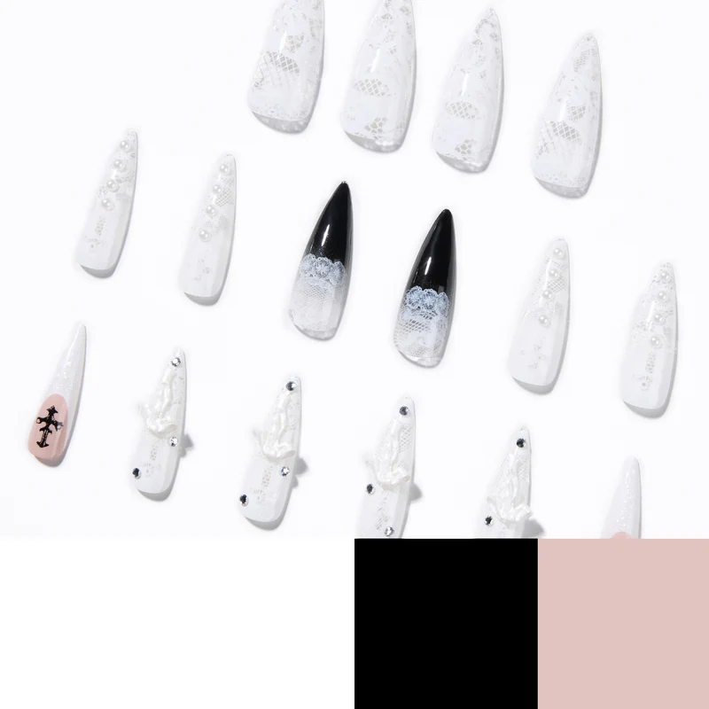Kunstvolle Stiletto-Nägel mit einzigartigen 3D-Elementen und Glitzerakzenten Karnz