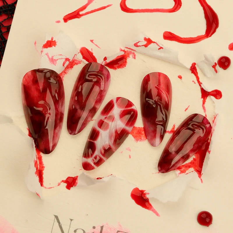 Kunstvolle Stiletto-Nägel im trendigen Design Karnz