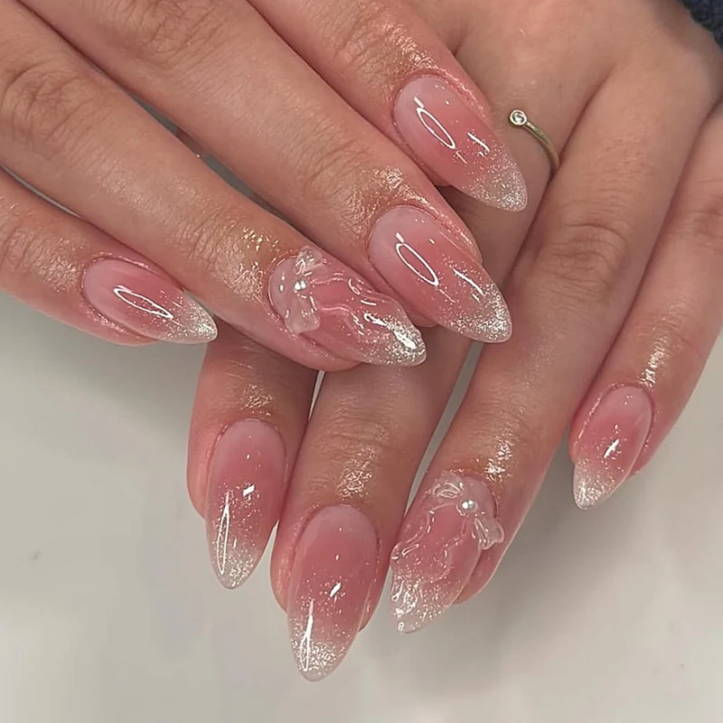 Kunstvolle Stiletto-Nägel mit eleganter French-Spitze und floralem Design Karnz
