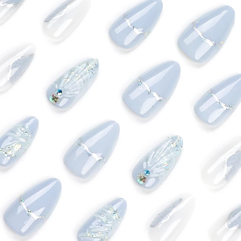 Kunstvolle Stiletto-Nägel mit eleganten Glitzer- und floralem Design Karnz