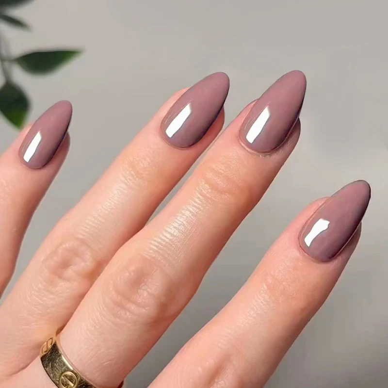 Kunstvolle Stiletto-Nägel mit elegantem Hochglanz-Finish Karnz