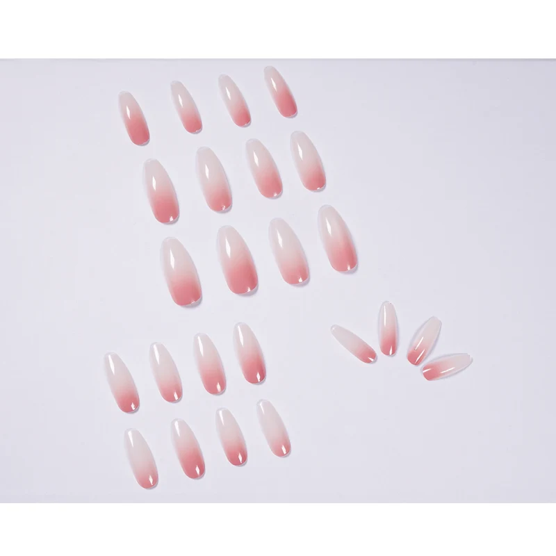 Kunstvolle Nagelverlängerungen mit Ombre-Design Karnz