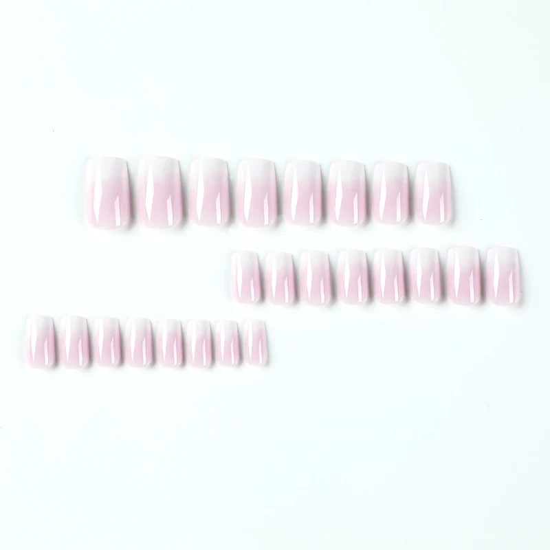 Kunstvolle Nagelverlängerungen mit Ombre Design Karnz