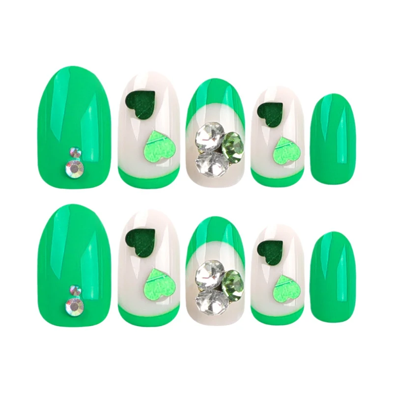 Kunstvolle Nagelverlängerungen mit liebenswerten Herzmotiven und Glitzerakzenten Karnz