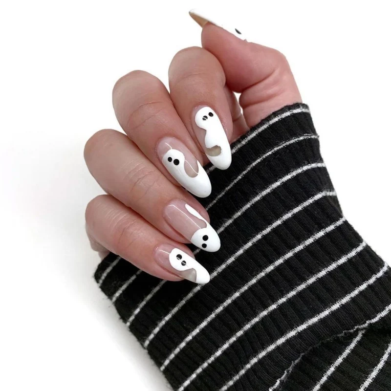 Kunstvolle Nagelverlängerungen mit kreativen Augen-Design Karnz