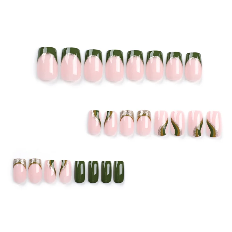 Kunstvolle Nagelverlängerungen mit goldenen Akzenten und elegantem Design Karnz