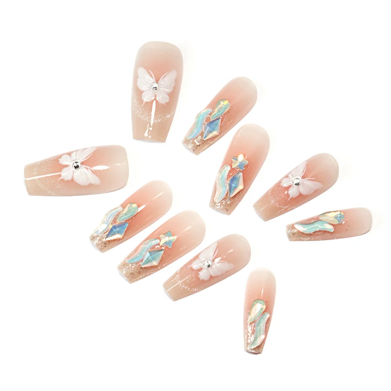 Kunstvolle Nagelverlängerungen mit zartem Blumendesign Karnz