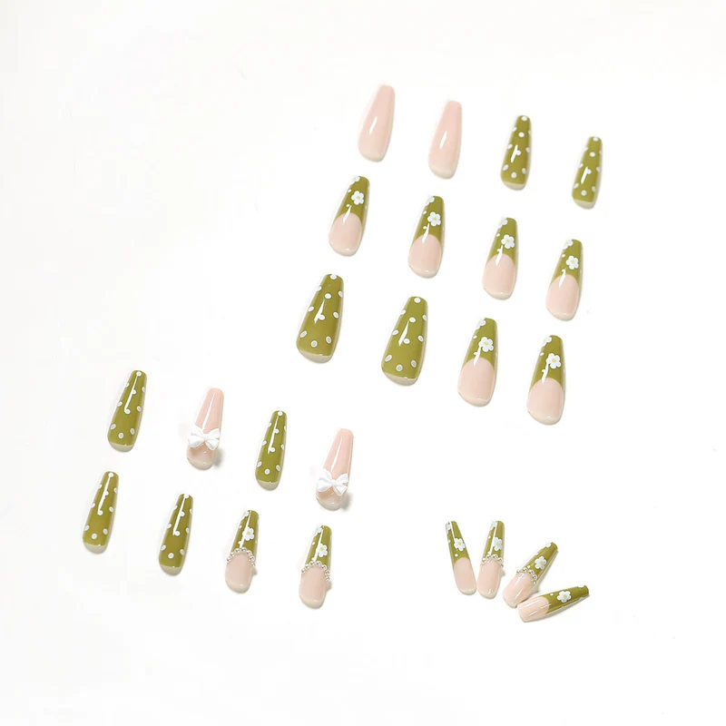 Kunstvolle Nagelverlängerungen mit zartem Blumendesign Karnz
