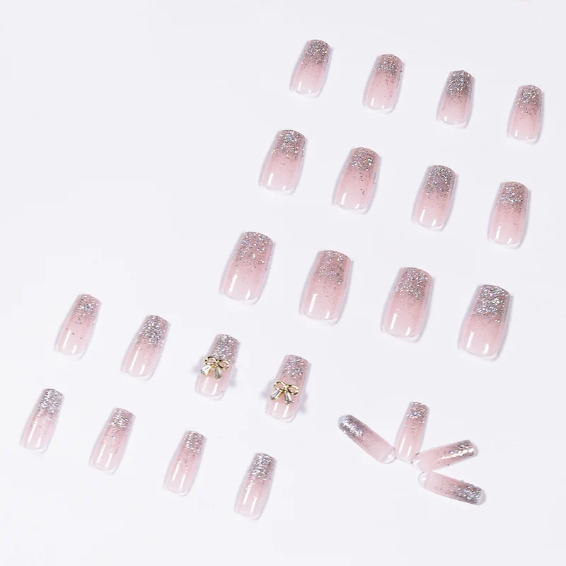 Kunstvolle Nagelverlängerungen mit Glitzer und Verzierung Karnz