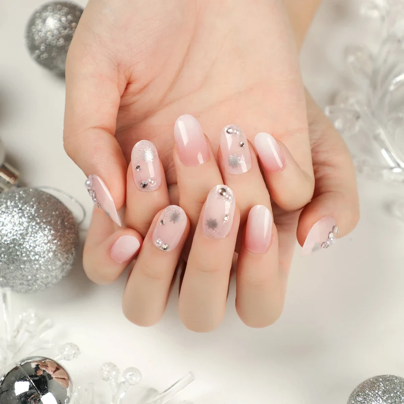 Kunstvolle Nagelverlängerungen mit Glitzer und Strassverzierungen Karnz