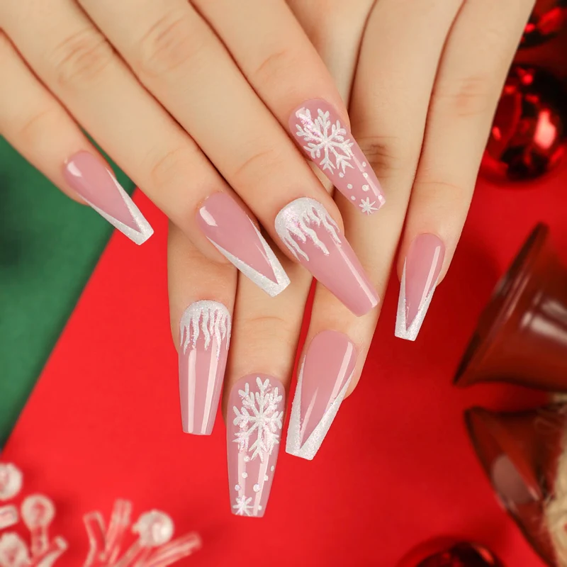 Kunstvolle Nagelverlängerungen mit Glitzer und Strassverzierungen Karnz