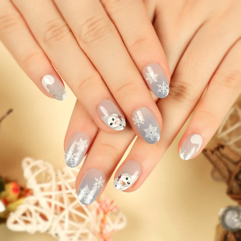 Kunstvolle Nagelverlängerungen mit Glitzer und Strassverzierungen Karnz