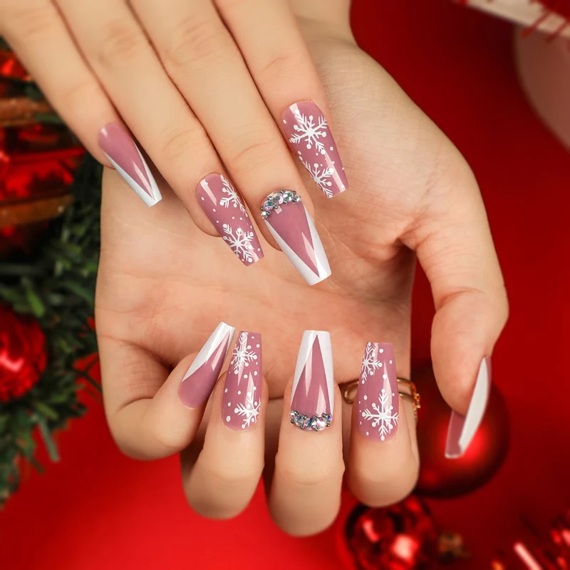Kunstvolle Nagelverlängerungen mit Glitzer und Strassverzierungen Karnz