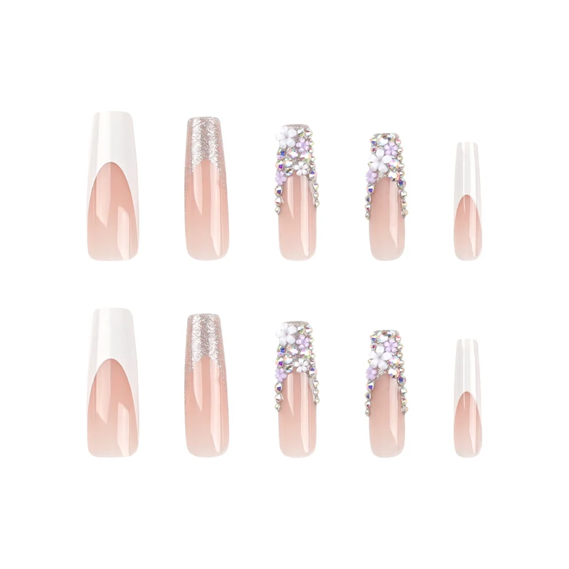 Kunstvolle Nagelverlängerungen mit Glitzer- und Blumendekor Karnz