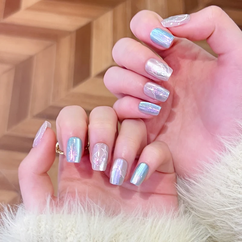 Kunstvolle Nagelspitzen mit floralem Design Karnz